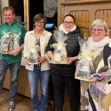 Geehrte, Beschenkte und guter Wein - Die für ihre Vereinstätigkeit Geehrten: v.l. Bernhard Würsten, Anita Zmoos, Doris Wampfler und Silvia Kummer. Es fehlen: Julie Kunz und Melanie Reichenbach.
