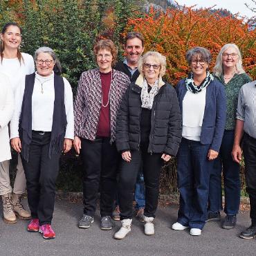 Bezirksfest: Gemeinschaft, Glaube und Zukunft der Kirche - Der Vorstand des Kirchlichen Bezirks Obersimmental-Saanenland, bestehend aus Sekretärin Brigitte Käser, Alena Perren (Präsidentin St. Stephan), Theresa Rieder (Präsidentin Kirchlicher Bezirk), Susanna Zürcher (Co-Präsidentin Boltigen), Stephan Addor (Präsident Lauenen), Kassierin Susanne Oswald, Monika Steiner (Präsidentin Saanen-Gsteig), Kerstin Kopp (Präsidentin Zweisimmen) und Hans Walker (Präsident Lenk). FOTO: ZVG