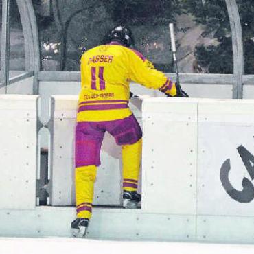 Keiner zu alt, um Eishockey zu spielen - Trotz wenigen Strafen: Ab und zu musste trotzdem einer auf der Strafbank Platz nehmen.