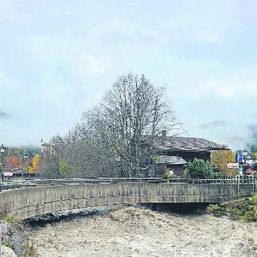 Entspannung der prekären Hochwasserlage - Bereits am Dienstag transportierte der Louwibach grosse Wassermengen. FOTO: FREDERIC THOENEN