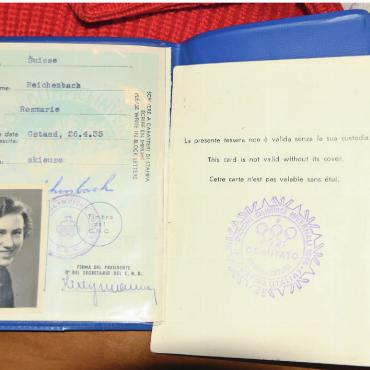 «Es war ein einmaliges Erlebnis» - Dieser Pass war nur gültig mit dem blauen Etui. Und er berechtigte den/die Besitzer/in zum Gratis-Eintritt zu allen Olympischen Winterspielen.  FOTOS: ANITA MOSER