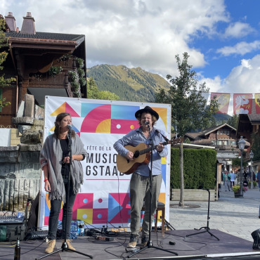 Fête de la Musique: gelungene Premiere - Haben auch Berndeutsch gesungen: Josua Romano (Duo) mit Katharina Michel.   (Foto: Anita Moser)