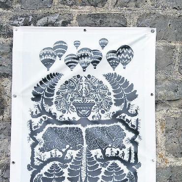 Den Scherenschnitt als die Poesie der Symmetrie gefeiert - Zwei Ausstellungsexemplare von den Künstlern Maxime Recoing (links) und Jacques Bergholz.