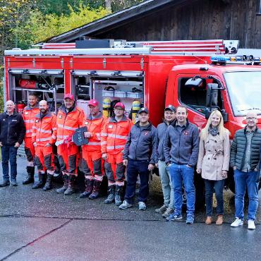 Schüsselübergabe Feuerwehrfahrzeug Fuso - Die Vertreter der Gemeinden Saanen und Gsteig mit ihren Feuerwehrkommandos.