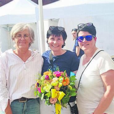 Tour de Suisse Women: Was Reusser in Gstaad begann, brachte sie zu Ende - Frauen Power! Unseren Gemeindepräsidentinnen kam die Ehre zuteil, den Preisträgerinnen der ersten Etappe ein Geschenk zu überreichen: v.l. Ruth Oehrli-Pekoll, Lauenen; Petra Schläppi, Saanen; Barbara Kernen, Gsteig. FOTO: EUGEN DORNBIERER-HAUSWIRTH