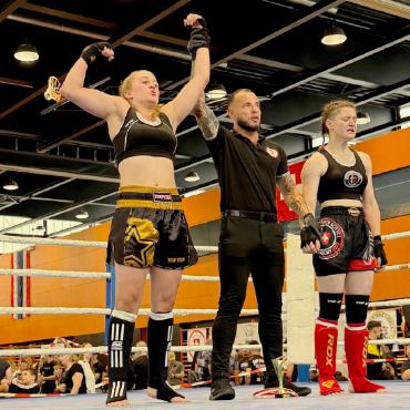 Alina Kohli gewinnt SM-Gold - Der Ringrichter hebt Alina Kohlis Arm nach ihrem Sieg.