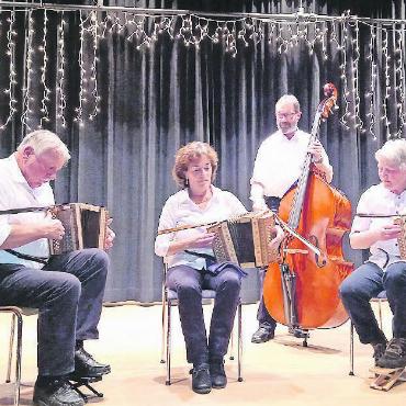 «Es Gschenk, wo nüt choschtet» - Die «Träumli-Örgeler» mit v.l. Franz Gerber, Frieda Rufener, Annelies Bühler und am Bass Heinz Trachsel.