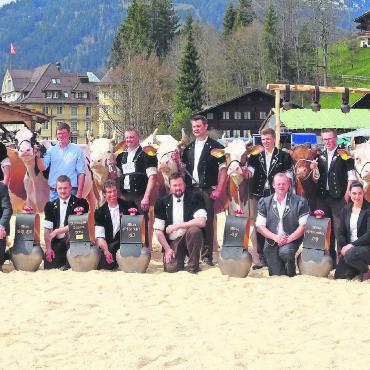 Die 14. Amtsschau Saanen – ein voller Erfolg - Eindrückliches Schlussbild der Amtschau 2023. Stehend von links: Ehrendame Corinne Reichenbach, Schöneutersiegerin RH/HO Jolie, Marco Haldi, Miss RH/HO Paige, Timo Gobeli, Miss SI Ticina, Stephan Perreten, Schöneuter SI Canada, Jonathan Perreten, Miss SF Alpenrösli, Martin Bergmann, Schöneuter SF Lona von M. und J. Gander, Toni Bergmann, Junior Miss SI Walida, Simon Bach und Ehrendame Nadine Reichenbach. Kniend von links: Audrey und Roger Frossard, Niklaus Gerber, Jörg Gander, David Gerber, Bruno und Sandra Beyeler. FOTO: VRENI MÜLLENER