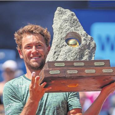 Zverev und Ruud kommen nach Gstaad - Casper Ruud 2022, als er das zweite Mal den Gstaader Pokal in den Händen hielt.