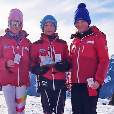 Die ganze Vielfalt des Skisports - Podest Mini-JO Mädchen: v.l. Elena Herrmann, Siegerin Fiona von Siebenthal und Laetitia Matti.