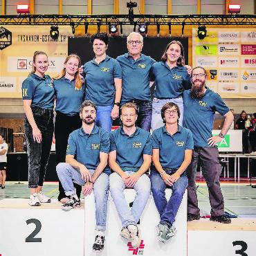 Aus Breitensport wird Spitzensport - Das zufriedene und auch etwas erschöpfte OK am Sonntagabend: stehend v.l. Jana von Grünigen, Inna Feller, Barbara Wyssmüller, Rolf Wenger, Belinda Schwenter und Nicolas Dubi; sitzend v.l. Tobias Wenger, Luca von Siebenthal und Anita Zmoos. Nicht auf dem Bild sind die OK-Mitglieder Dirk Hergesell und Marco «Balu» Nigg. FOTO: ZVG