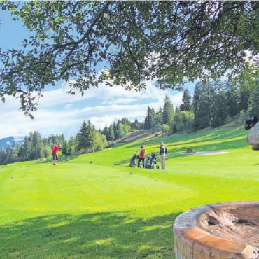 Spiel, Spass und viel Lachen - Abschlag bei Loch 1 auf dem Golfplatz Gstaad-Saanenland. FOTO: MARIANNE TSCHANZ-RIEDER