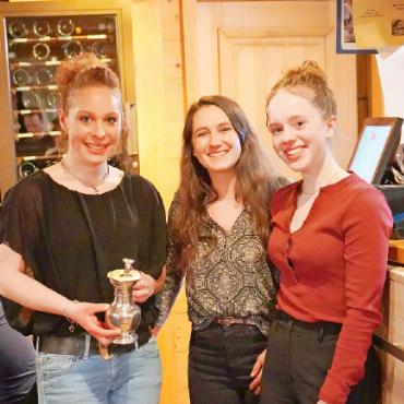 Corinne Reichenbach und Daniel Schenk sind Lauener Clubmeister 2025 - Damen-Podest mit Clubmeisterin Corinne Reichenbach, Valerie Burri und Emily Westemeier.