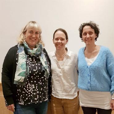 Mehr als nur Smalltalk bei Zopf, Hobelkäse und einem Gläschen Wein - Die zurückgetretene Bettina von Siebenthal umrahmt von den neu gewählten Vorstandsmitgliedern Daniela Kübli-Schenk (links) und Eliane Welten-Reichenbach (rechts).