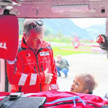 Rund 2600 Besucherinnen und Besucher auf der Basis Zweisimmen - Pilot Adrian von Siebenthal erzählt den kleinsten interessierten Besuchern von seinem Job.