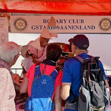 Saaner Brocante: Rekordbeteiligung bei bestem Sommerwetter - An Ständen wie dem Rotary- oder Soroptimist-Stand ging jeder eingenommene Franken an wohl tätige Zwecke.