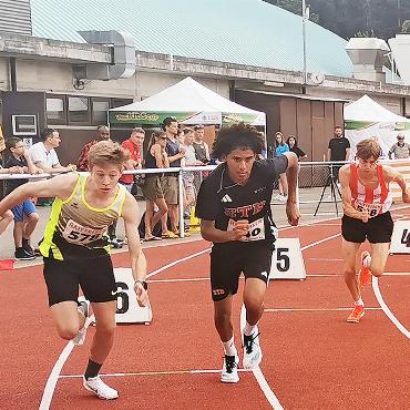 Gold und Silber an den Regionenmeisterschaften West in Düdingen - Yanis Reichenbach (links) beim Start über 800 Meter.