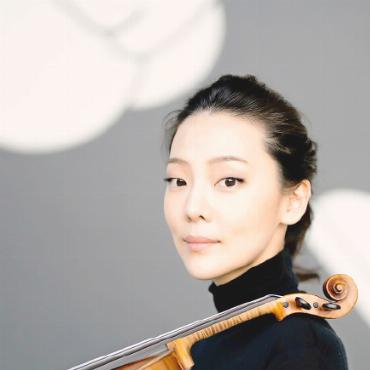 Das Saanenland erfüllt mit Violinen - Clara Jumi Kang gestaltet das Eröffnungskonzert des Festivals.