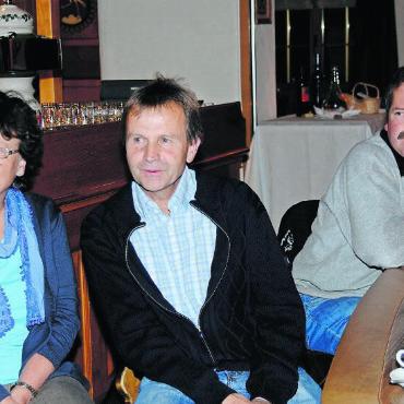 «Die Spitalfrage war sicher eines der komplexesten und emotionalsten Dossiers» - Toni von Grünigen (rechts) verfolgte im Oktober 2011 mit Erich von Siebenthal die Wahlsendung im Schweizer Fernsehen. Von Siebenthal schaffte damals die Wiederwahl in den Nationalrat. ARCHIVFOTO: ZVG