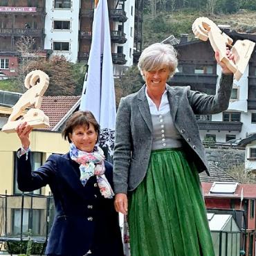 Zwölf Podestplätze für den Bergführerverein Gstaad-Lenk - Podest Riesenslalom Damen: 1. Ruth Oehrli, 2. Silvia Grundisch, (fehlt: 3. Petra Zraunig).