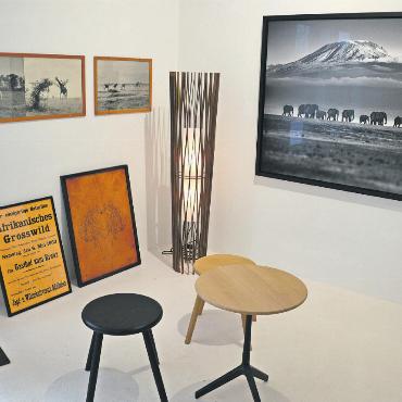Gefährlich nahe an wilden Tieren - Die Bilder von Naegeli sind stimmungsvoll zwischen den Kunstwerken der Resident-Artists, Van Malderens Bildern und hier einem alten Plakat einer Präsentation Naegelis inszeniert.