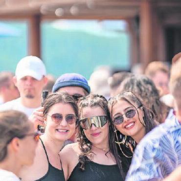 ON:TOP Daydance auf dem Eggli - Fröhliche Stimmung bei bestem Sommerwetter.