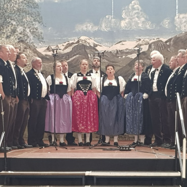 Forty:love für die Jodlerinnen, Jodler und das Quartett «Waschächt» - Jodlerklub «Bärgrose» Zweisimmen, Leitung Erika Reichenbach.