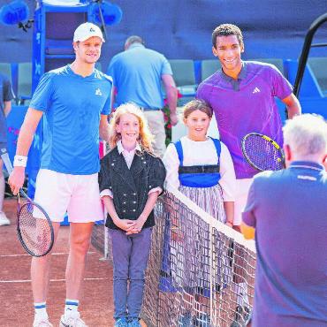 Swiss Open Gstaad 2024 in Bildern - Yannick Hanfmann (links) und Félix Auger-Aliassime mit den Trachtenkindern.
