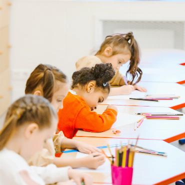 Masterplan für die Saaner Schulen liegt vor - Schülerinnen arbeiten konzentriert an ihren Aufgaben. Moderne Unterrichtsformen setzen vermehrt auf selbstständiges Arbeiten, Gruppenarbeit und individuelle Förderung – dafür braucht es neben den Klassenzimmern zusätzliche Lernräume.    SYMBOLBILD: PEXELS
