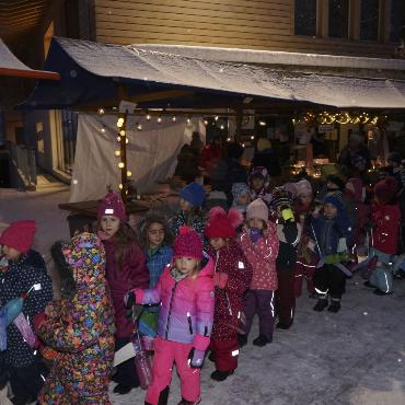 Ein helles Weihnachtslicht in der dunklen Winternacht
