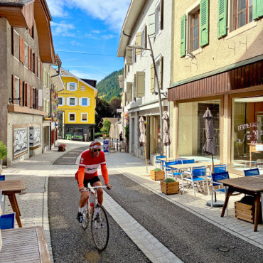 Gstaad Velo Classic: Vintagevelos frisch geölt - Robert Kunz feierte seinen Geburtstag im Sattel bei der Velo Classic– hier in Château-d’Oex. FOTO: ZVG