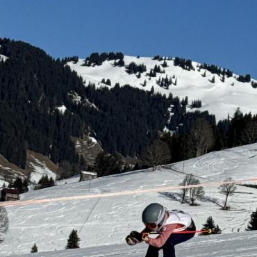 Schülerskirennen Turbach-Bissen: ein Skifest bei frühlingshaftem Wetter - In der perfekten Hocke ins Ziel. FOTOS: ZVG