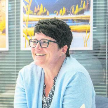 Gsteig: ein Präsidentenamt, zwei Kandidaturen - BARBARA KERNEN – In Gstaad aufgewachsen. – Als Mitarbeiterin in den Bereichen Führungsunterstützung und Marketing bei der Saanen Bank im Einsatz. – Hat das Saanenland immer mal wieder verlassen und kehrte immer wieder zurück. – Seit 2017 Mitglied im Gemeinderat von Gsteig. – Parteilos.