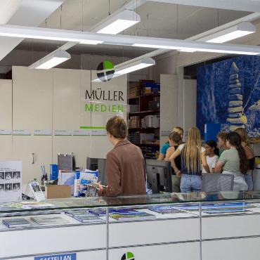 Einblicke in den kaufmännischen, grafischen und journalistischen Alltag - Beim Empfang der Müller Medien AG erfuhren die Schüler:innen mehr über die KV-Ausbildung. FOTOS: JOCELYNE PAGE