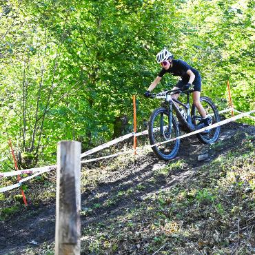 Mountainbikespektakel neben dem Gstaad Airport
