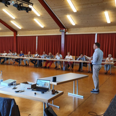 Zweite Tagung des Destinationsrats - Der Präsident von Gstaad Saanenland Tourismus Oliver Waser begrüsst die Vertreter:innen von Behörden, Vereinen und Organisationen zur zweiten Zusammenkunft des Destinationsrats.    (Foto: zvg)