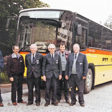 Von der Postkutsche zum Elektro-Poschi: Postautodynastie Kübli endet mit der vierten Generation - Ein Bild aus früheren Tagen. Bernhard Kübli (links) mit bekannten ehemaligen – leider bereits verstorbenen– Postautochauffeuren: Adolf Steffen, Walter Oehrli, Ruben Frautschi, Christian Perreten und Herrmann Oehrli