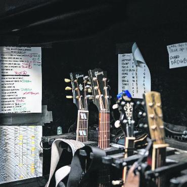 Country Music at its best - Die Instrumente warten hinter der Bühne auf die Künstler:innen.