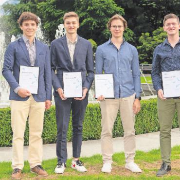 Mit dem Abschluss in der Tasche geht es Richtung Zukunft - Ruag-Elektroniker unter sich: v.l. Diego Marti, Ruag AG, Zweisimmen, Laurin Michel, Ruag AG, Wilderswil, Flurin Jürg Müller, Ruag AG, Zweisimmen, Pascal Pfäffli, Ruag AG, Zweisimmen. FOTO: ZVG