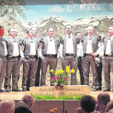 Hervorragende Uraufführung des «1.-August-Jutz», eingebettet in ein stilvolles Jodlerkonzert - Der 30 Mann starke Jodlerklub «Alphüttli», der älteste im freiburgischen Sensebezirk, überzeugte mit seinen heimatverbundenen Liedtiteln und dem voluminösen Klangteppich, der von den glasklaren Stimmen der Vorjodler veredelt wurde.