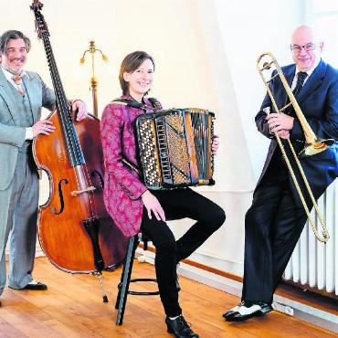 «Trio Cappella» auf Tour machte Halt in der Kirche Lauenen - Peter Gossweiler, Claudia Muff und Armin Bachmann. FOTO: ZVG