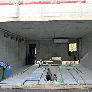 Eine saubere Sache - Das neue Zuhause für die Pistenmaschine. Mit der Garage in unmittelbarer Nachbarschaft zur Piste bleiben die Wege kurz und das Parkieren wird ganzjährig zur sauberen Sache. FOTOS: ZVG