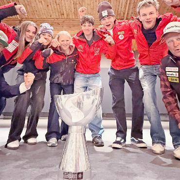 Whistler Cup Overall Champion: Fynn Brand dominiert in Kanada - Gruppenfoto der Schweizer Delegation in Whistler: Erster v.l. Fred Labaune und Dritter v.r. Fynn Brand.