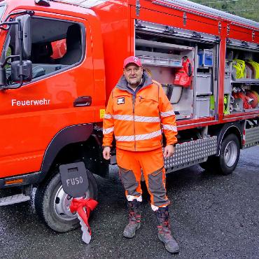 Schüsselübergabe Feuerwehrfahrzeug Fuso - Der stolze Feuerwehrkommandant Christian Gehret vor dem FUSO Canter