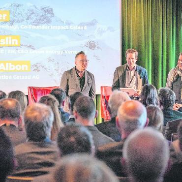 Die Sonne im Saanenland anzapfen - Lorenz Furrer, Matthias In-Albon und Daniel A. Oechslin (von links) präsentierten am Impact Circle Event das Projekt SolSarine. FOTO: IMPACT GSTAAD