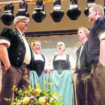 Stimmungsvolle Jodelnacht in Lauenen - Die «Horeflue-Jutzer» Saanenland: v.l. Martin Hefti, Elvira Reichenbach, Sarah Lempen, Mathias von Siebenthal und Patric Seewer.