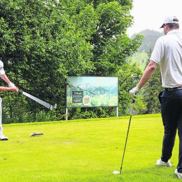 Erfolgreiche 25. Swiss KMU Golf Trophy - Einer arbeitet voller Konzentration, der Zuschauer ist noch gelassen…