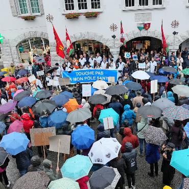 Das Pays-d’Enhaut steht auf: Hunderte demonstrieren für ihren Gesundheitsstandort - Vor dem Gemeindegebäude von Château-d’Oex wurden den Versammelten noch zwei gute Neuigkeiten zum vorübergehenden Aufatmen überbracht. Doch der Kampf für die lokale Gesundheit gehe weiter, darin waren sich die Redner einig.