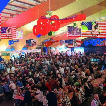 Hut, Stiefel und Weste an: Die Country Night Gstaad feierte 35 Jahre - In Scharen strömten Countryfans in die Gstaader Tennishalle. Und am Sonntagabend heizte Beatrice Egli (rundes Foto) dem Publikum ein: Sie war die Headlinerin der 2. Gstaader Schlagerparade. FOTOS: RETO HAMMER