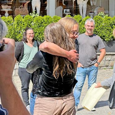 Feierlich gegautscht - Keine Angst, nass zu werden: Ausbildnerin Kathrin Peters gratuliert Liv Staub.